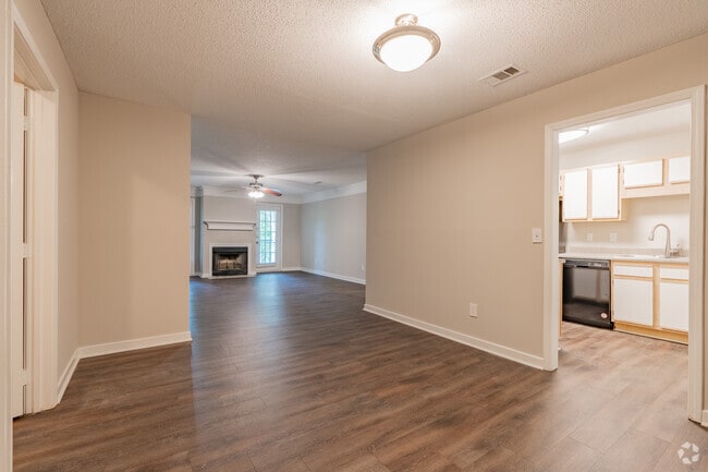 3BR, 2BA - 1,500SF - Living / Dining Room