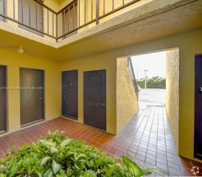 Building Photo - 9004 SW 137th St Unit 5 Rental
