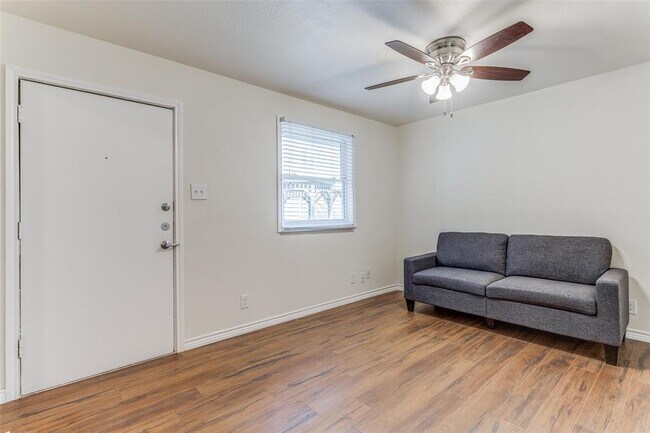 Photo - 2401 Manor Rd Unit 113