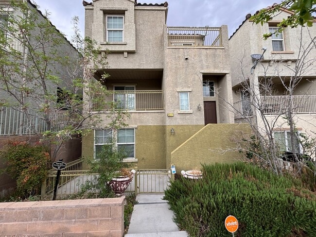 Building Photo - Beautiful 3 Story 4Bed/3.5/2Car residence located in the Tapestry Community