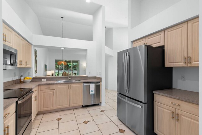 Photo - 1672 Royal Cir