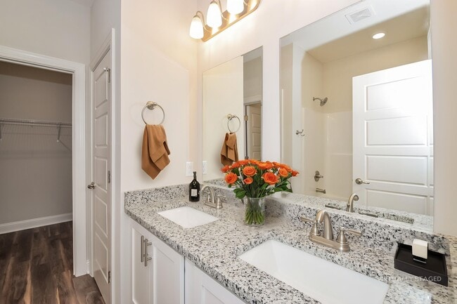 Photo - 1013 Walker Point Way