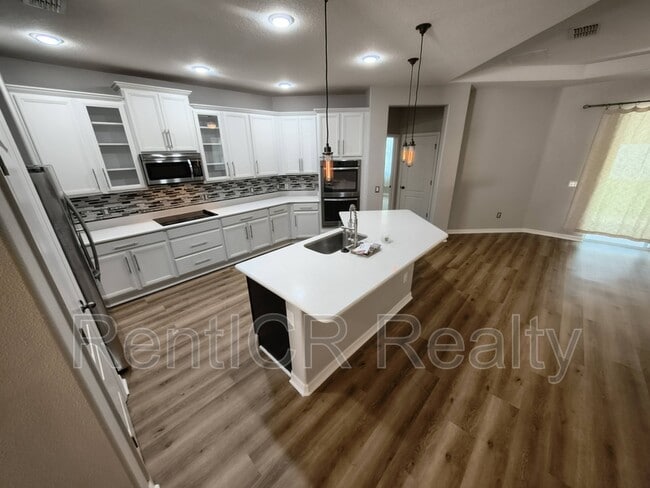 Photo - 3287 Macintosh Rd