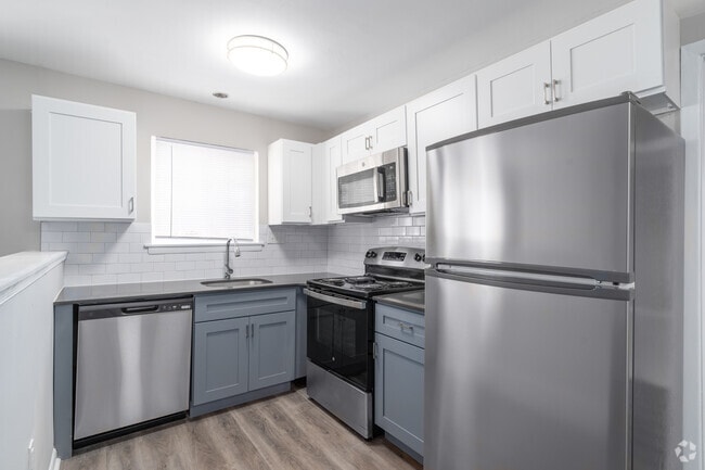 1BR, 1BA - 639SF Kitchen