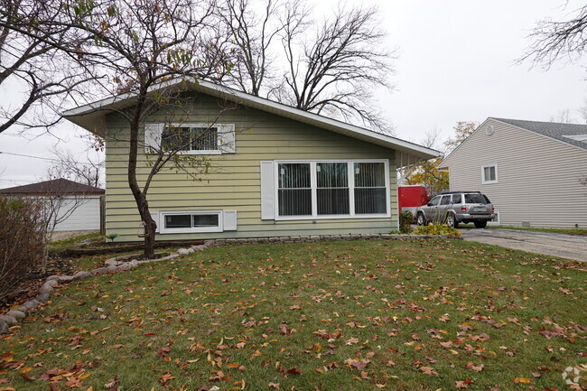 Building Photo - 924 Stratford Ln Rental