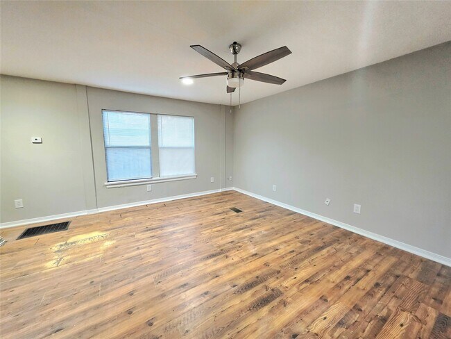 Photo - 208 Cemetery Rd