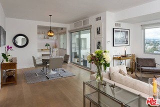 Photo - 838 N Doheny Dr