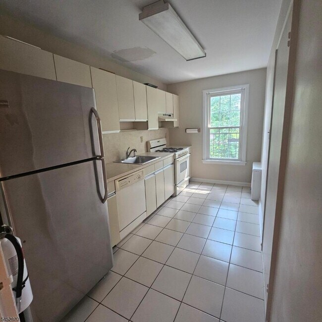 Photo - 390 Morris Ave Unit 20