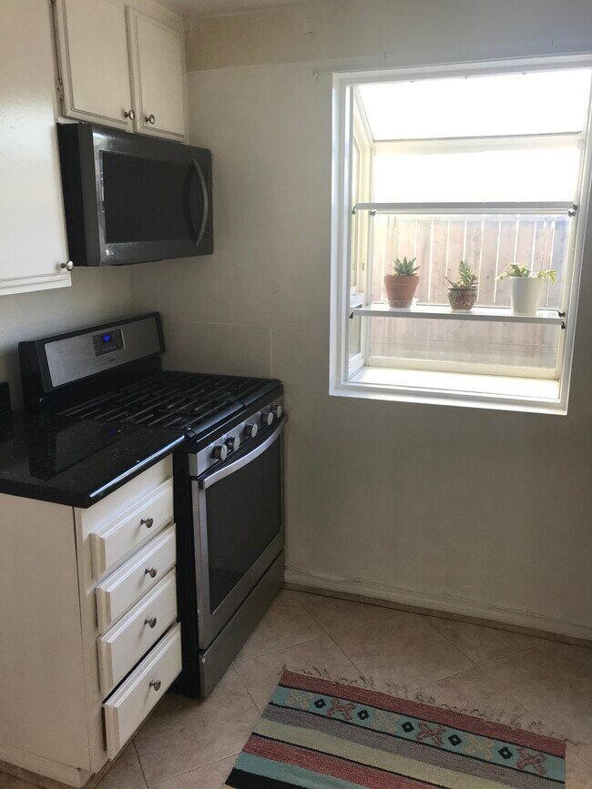 gas stove - 3520 Maricopa St Unidad 16