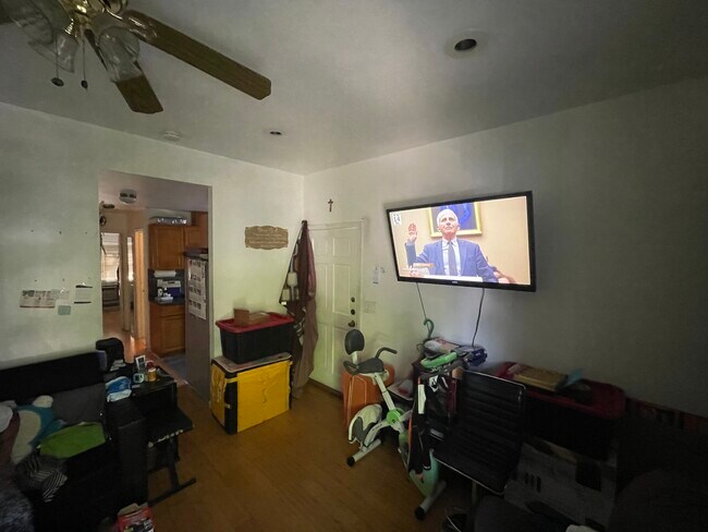 Living - 144-23 223rd St Unidad 2