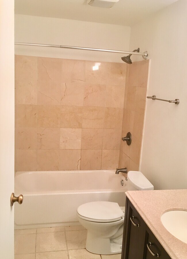 bath (1) - 549 W Dickens Ave Unit #1