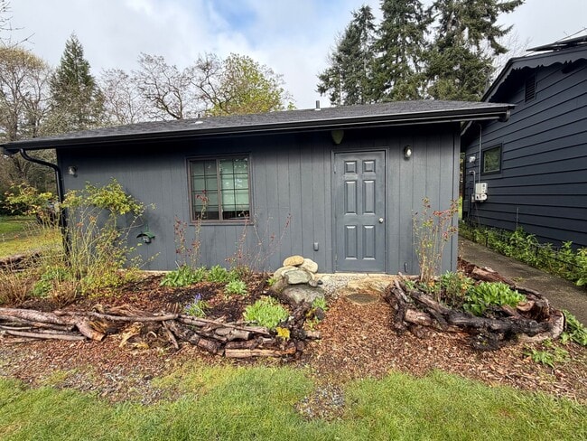 Photo - Updated and Stylish Studio Includes Utilities!