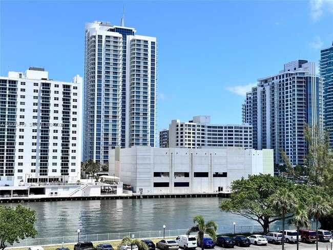 Photo - 800 Parkview Dr Unit 522