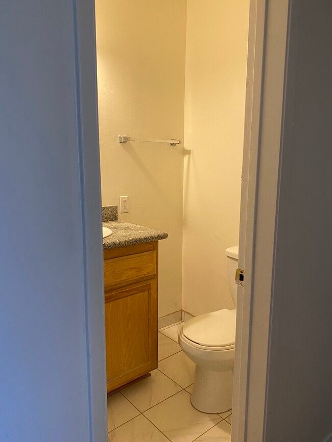 Bathroom 1 - 556 N Croft Ave Unit 0