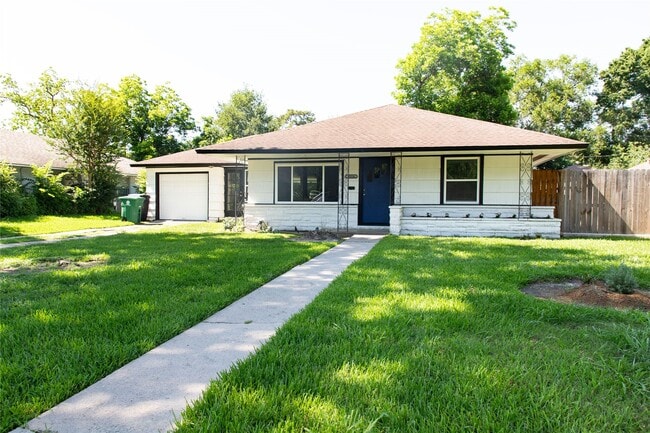 Photo - 3314 Rochdale St