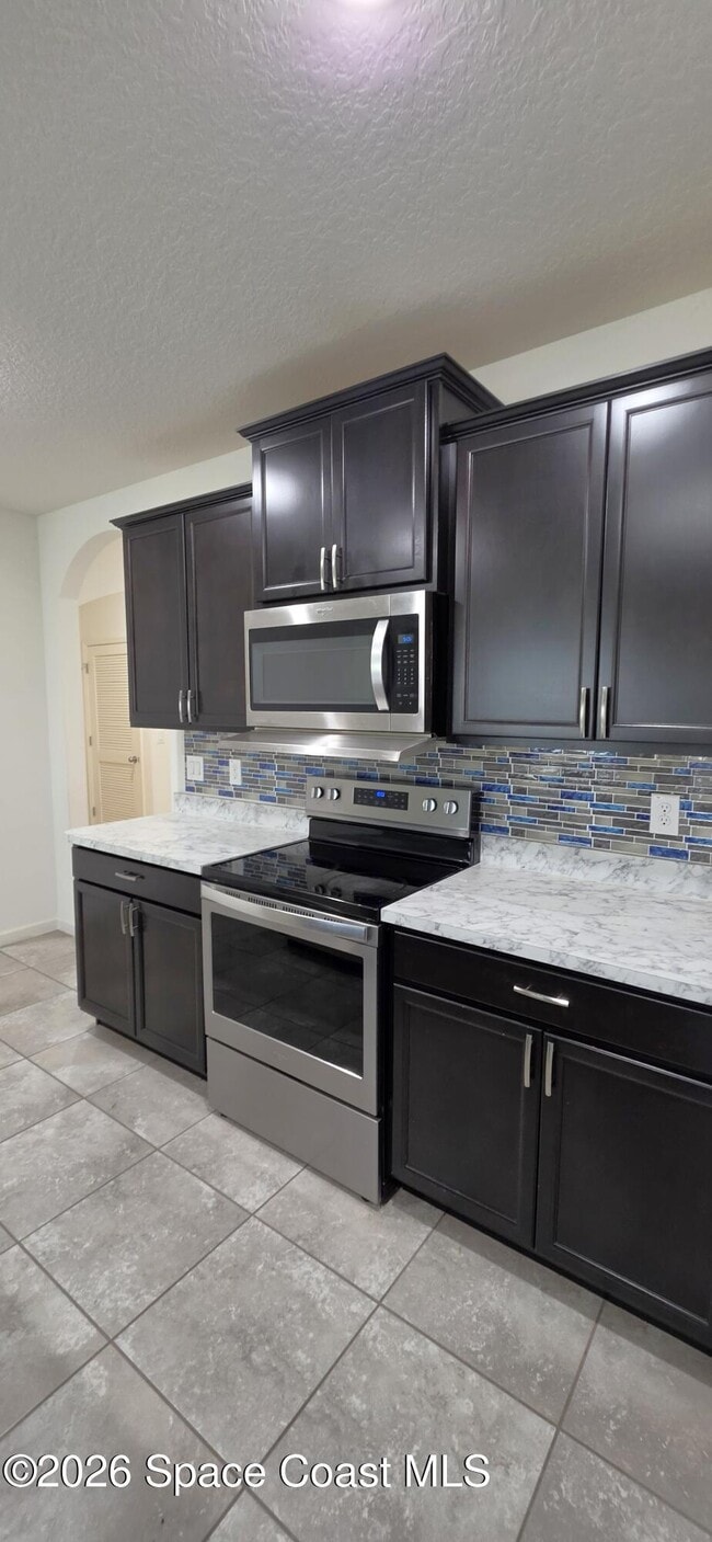 242 Guinevere Dr SW