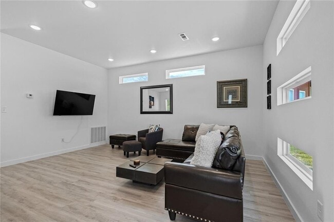 Photo - 680 Pacific Ave