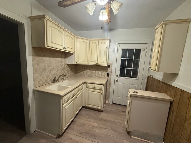 Building Photo - 3bd Single Lee/Harvard Vouchers Only