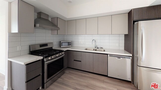 Building Photo - 5030 Rosewood Ave Unit 506