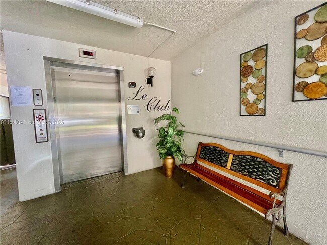 Photo - 2209 S Cypress Bend Dr Unit 407