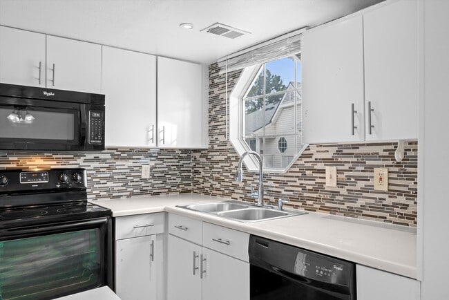 Photo - Cherry Creek Schools Condo | Balcony, Fireplace, Garage + Pool Unidad #D