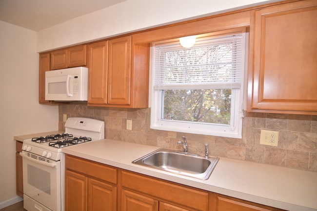 Kitchen - Cedar Grove Garden Apartments