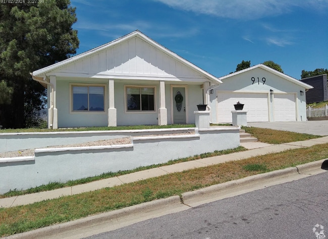 Building Photo - 919 E Millbrook Wy Rental