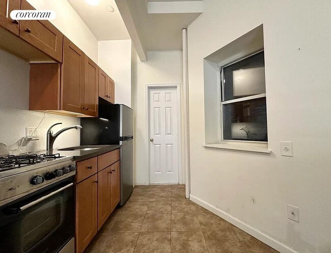 Photo - 535 E 87th St