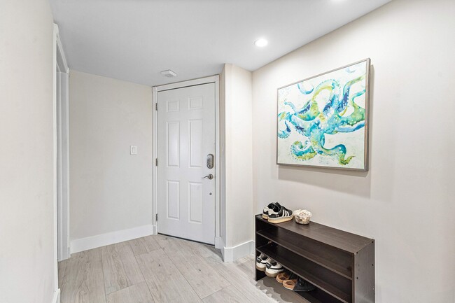 Building Photo - 1160 Hillsboro Mile Unit 607