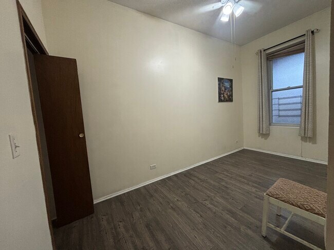 unit 2 bedroom 2 - 827 S Laflin St Unidad 2