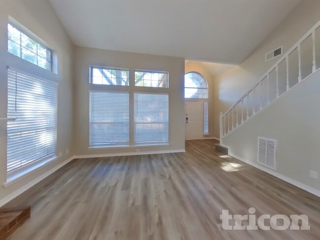 Photo - 305 Meandering Way