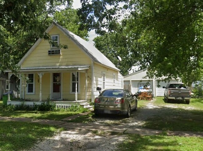 Building Photo - 811 N Mulberry St