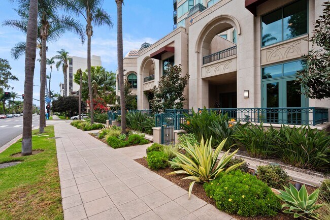 Photo - Exquisite Banker's Hill 3-Bedroom with Dir... Unit #Th03