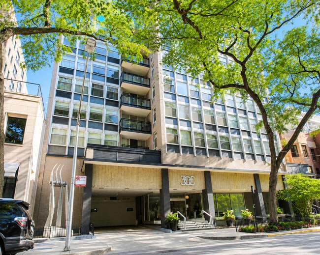 Building Photo - 30 E Elm St Unit 21C