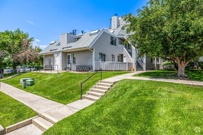 Building Photo - "Cozy 1-Bedroom Condo Retreat in Prime Tho... Unit #9-207