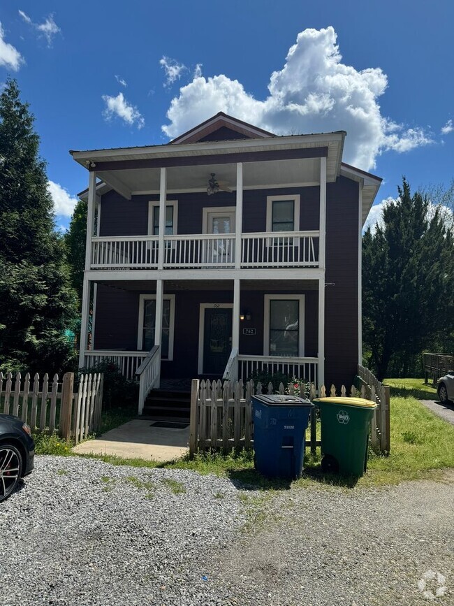Building Photo - Awesome Townhome On Barber St.!