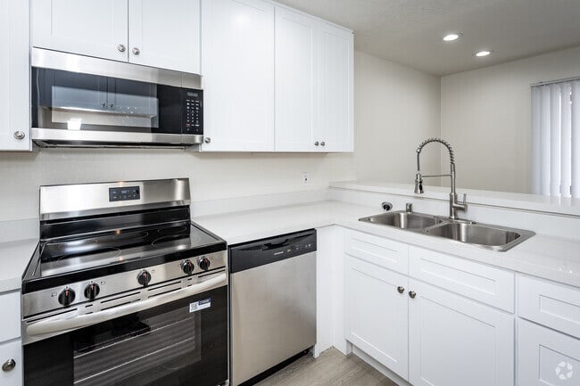 1BR, 1BA - 500SF - Kitchen - Highland Meadows