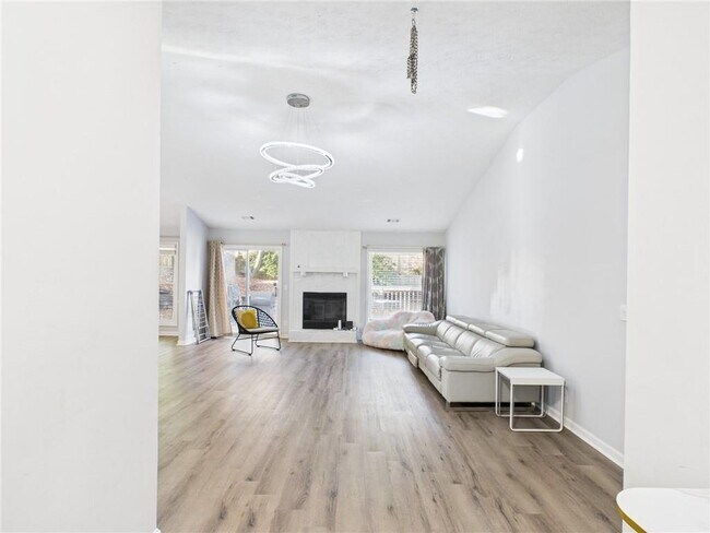 Photo - 4060 Brooks Bridge Crossing