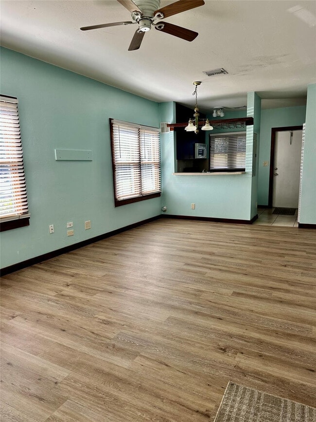 Building Photo - 11 SW 11th Ave