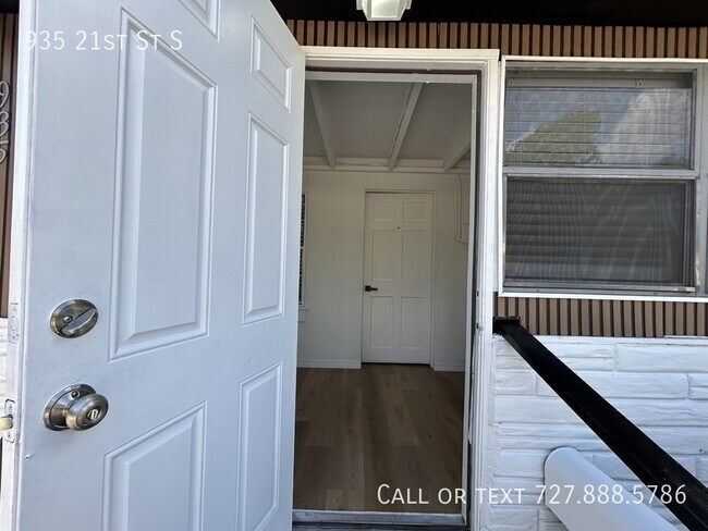 Photo - 935 21st St S