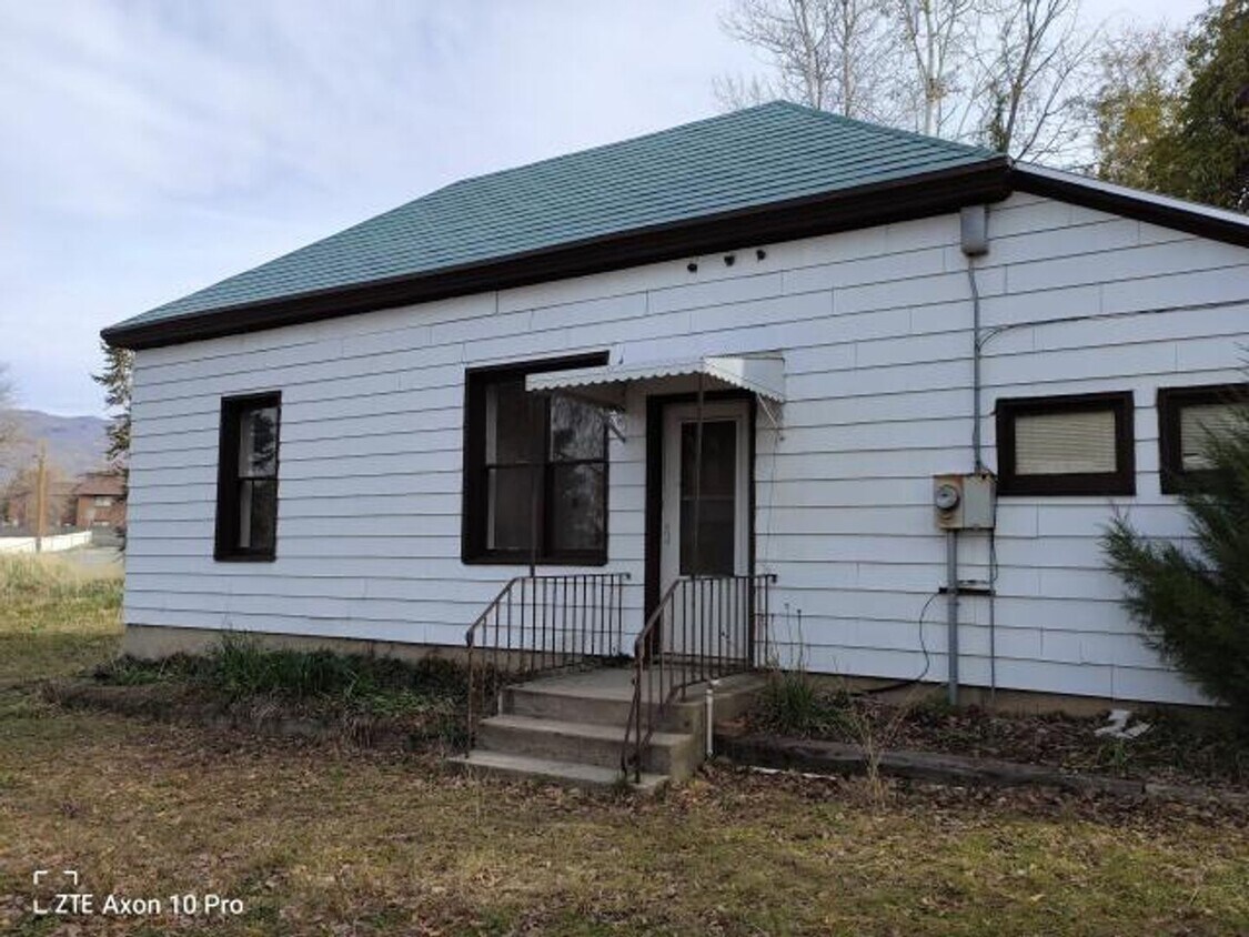 Historic Home On Large 1 Acre Property - Historic Home On Large 1 Acre Property