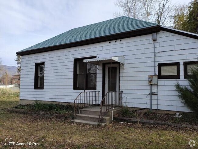 Building Photo - Historic Home On Large 1 Acre Property
