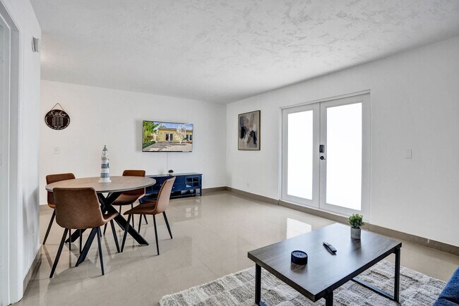 Photo - 905 N Federal Hwy Unidad SI ID1504074P