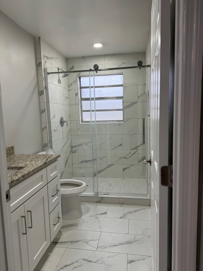 BAÑO 2 - 7302 Ivory Way