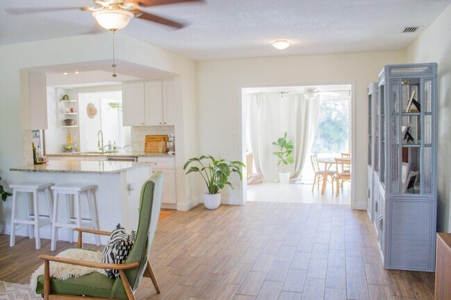 Photo - 556 NW 15th Ct