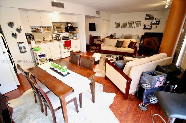Building Photo - 900 Bay Dr Unit 215