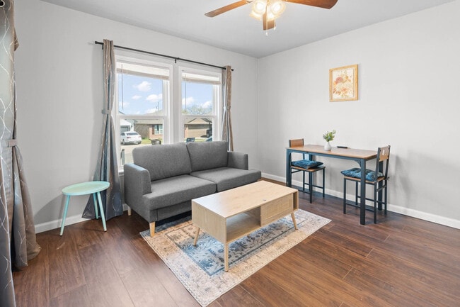 Building Photo - 1004 E Powell Ave