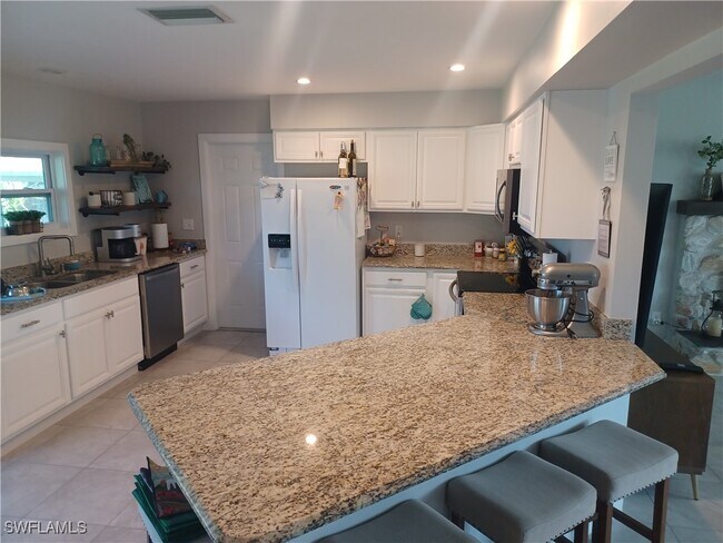 Photo - 893 E Valley Dr