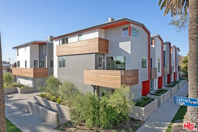 Photo - 857 N Detroit St