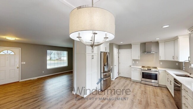 Photo - 739 S E Landen Dr